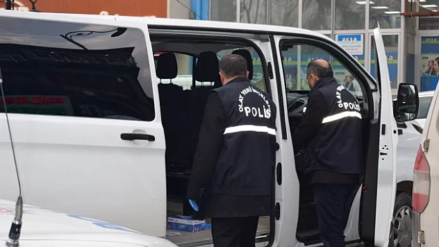 Genç kız, babasıyla yaşayan kadını sırtından bıçakladı!