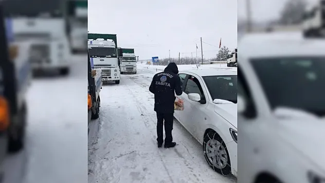 Karda mahsur kalan vatandaşlara kumanya dağıtıldı