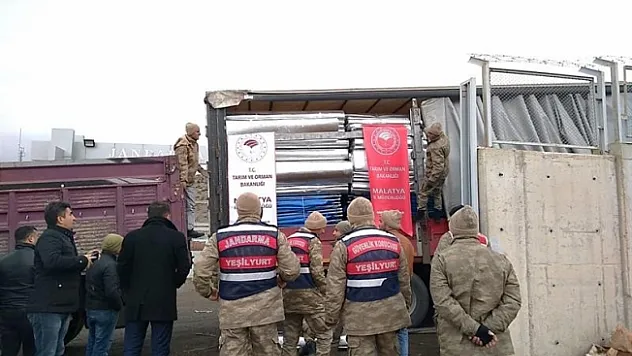 Malatya'da depremzede çiftçilere 25 ton kaba yem dağıtıldı!