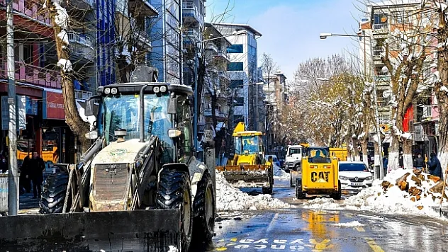 Malatya'da karla mücadele çalışması sürüyor!