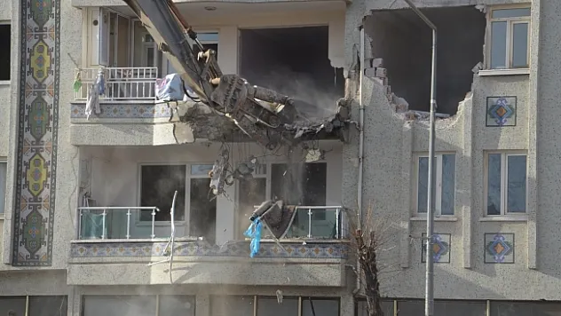 Malatya'da hasarlı binalar yıkılıyor!