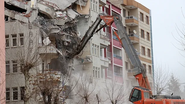 Malatya'da riskli binalar yıkılmaya devam ediyor!