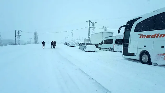 Uçuşlar iptal edildi, şehirlerarası yollar ulaşıma kapandı