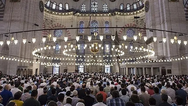Cami ve mescitlerde cemaatle namaza ara verildi