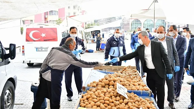 Çınar maske ve eldiven dağıttı, korona virüse karşı uyarılarda bulundu