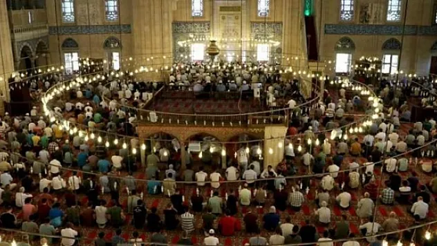 Cuma günü ve Kandil gecesi camiler kapalı tutulacak!