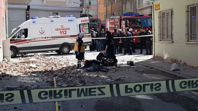 Evinin balkonu çökünce beton zemine düştü, hayatını kaybetti!