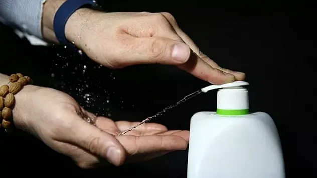 İş yerinde şok eden görüntü! Sahte dezenfektanlar ele geçirildi