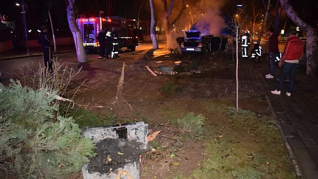 Kaza yapan araç cayır cayır yandı: 4 kişi yaralandı!