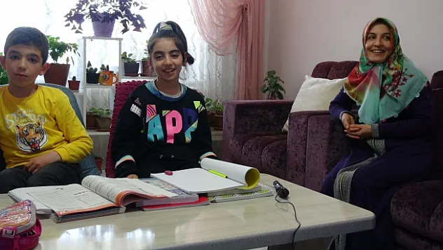 Öğrenciler 'Evden çıkmayın' mesajı verdi