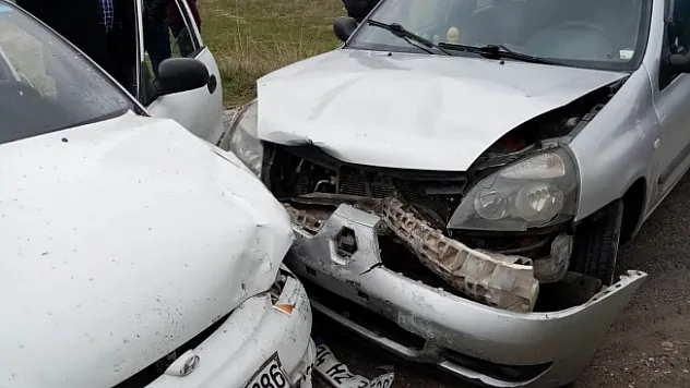 İki otomobil kafa kafaya çarpıştı: 2 yaralı