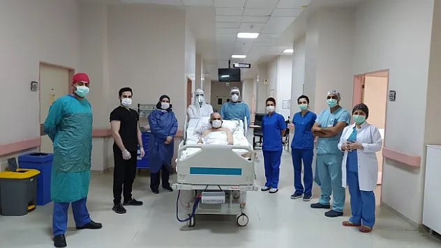 62 yaşındaki hasta korona virüsü yendi, alkışlarla servise alındı