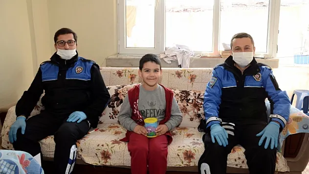 Akülü araba almak için biriktirdiği parasına  'Biz bize yeteriz Türkiye'm' kampanyasına bağışladı