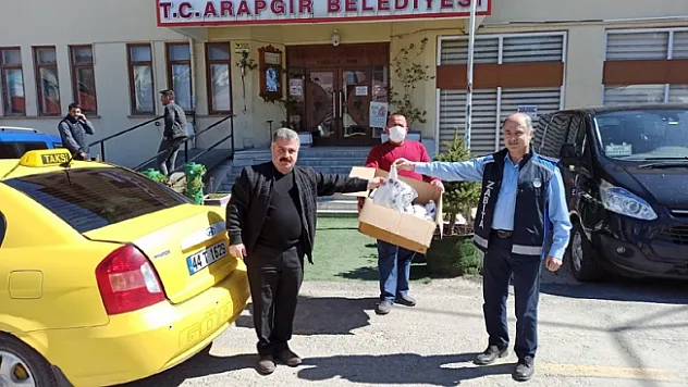 Arapgir Belediyesi, taksici esnafına maske dağıttı