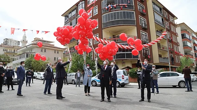 Battalgazi'de 23 Nisan coşkusu balkonlara taşındı