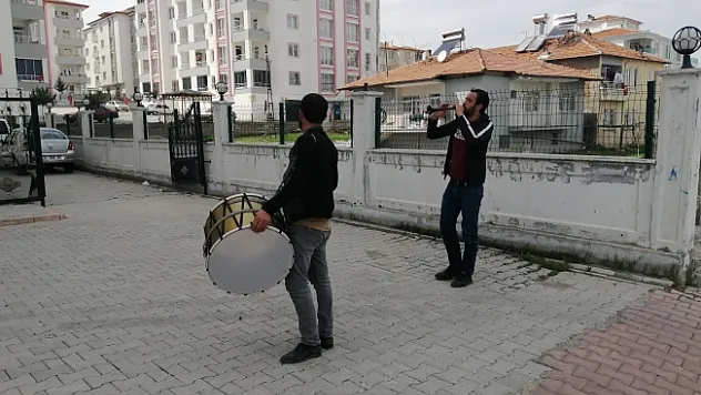 Evde kalan vatandaşlara davul zurnalı moral