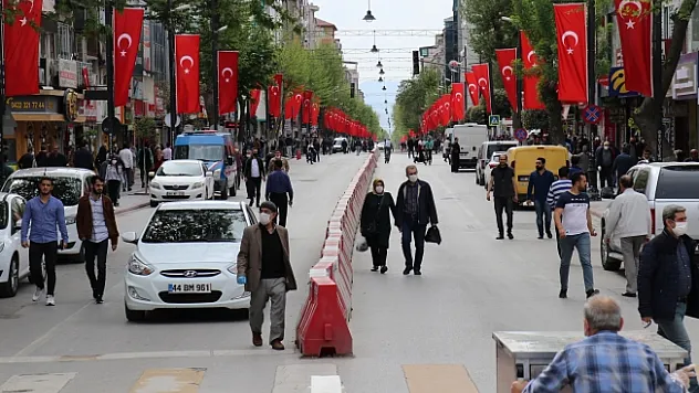 Kısıtlama bitti, vatandaşlar sokaklara akın etti!