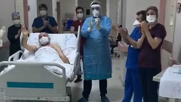 Koronayı yenen hasta 20 gün sonra alkışlarla servise alındı!