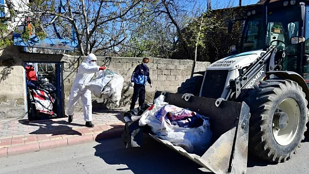 Malatya'da çöp evden tam 8 kamyon çöp çıkarıldı