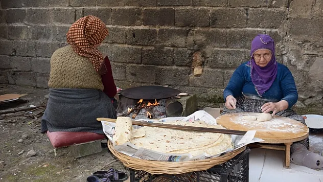Malatyalılar yasağa evlerde ekmek pişirerek hazırlanıyor