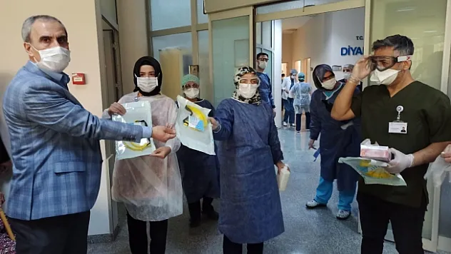 Sağlık çalışanlarına ücretsiz koruyucu yüz siper maskesi