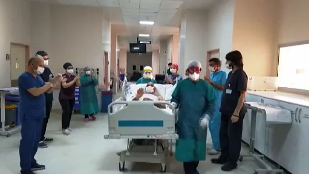 Tedaviye yanıt veren koronavirüs hastası alkışlarla servise alındı!