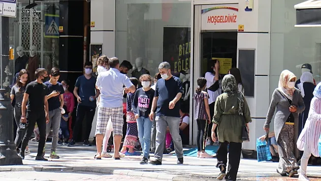 Çocuklar 4 saatlik izinlerinde bayramlık almaya koştu
