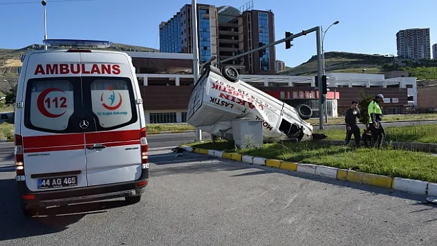 Kırmızı ışıkta geçen otomobil, minibüse çarptı: 3 yaralı!