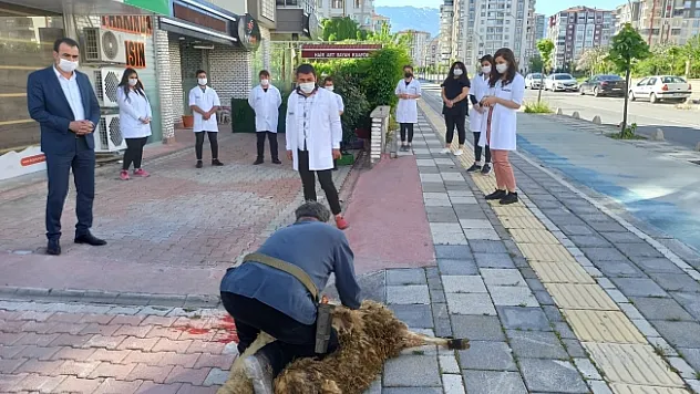 Kuaförler işbaşı yaptı, iş yerleri açılınca dilediği adağını kesti!