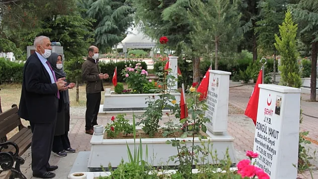 Şehitlikte hüzünlü bayram...