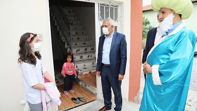 Sokağa çıkamayan çocukların bayram şekeri Battalgazi Belediyesi'nden...