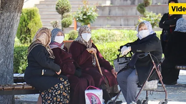 Yaşlılar dışarı çıktı, güneşli havanın keyfini çıkardı!