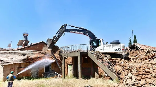 Yeşilyurt'taki metruk evler tek tek yıkılıyor!