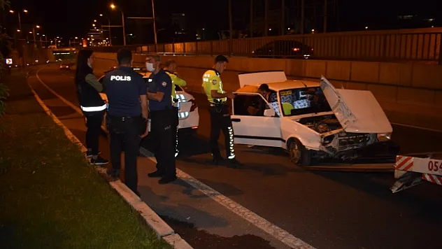 Alt geçitteki beton bariyerlere çarptı: 2 yaralı!