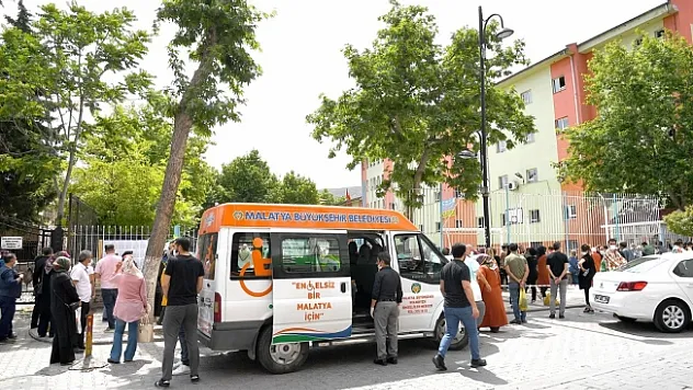 Malatya Büyükşehir Belediyesi'nden öğrenci velilerine ikram