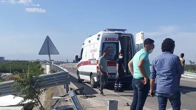 Malatya'da feci kaza! Bariyerlere çarptı, şarampole düştü: 1 ağır, 3 yaralı!