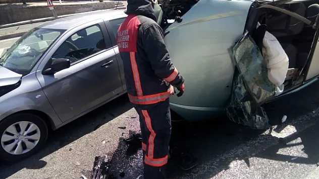 Malatya'da iki otomobil çarpıştı: 2 yaralı!