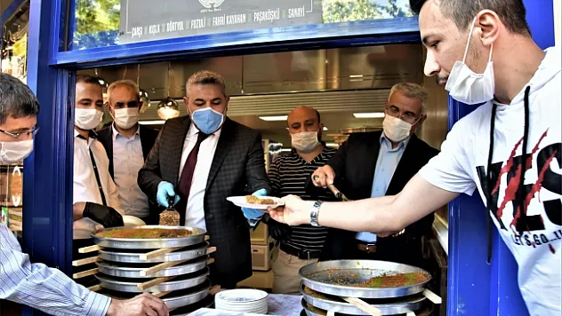 Normalleşmeyi vatandaşa tatlı dağıtarak kutladı