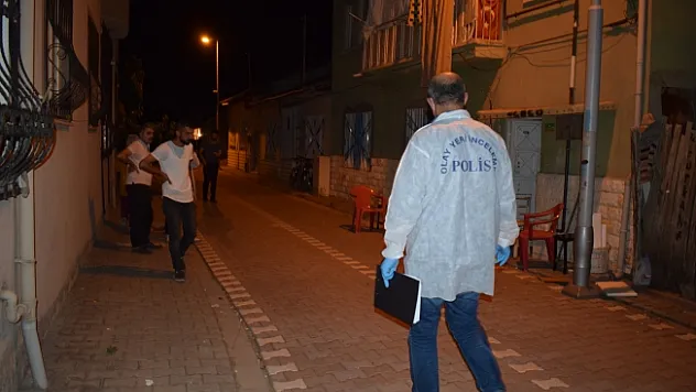 Babasını sokak ortasında önce darp etti, sonra bıçaklayarak kaçtı!