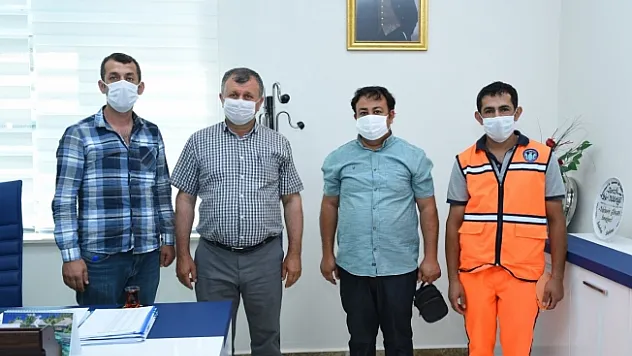 Temizlik görevlisinden örnek davranış! Para dolu cüzdanı sahibine teslim etti!