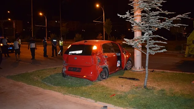 Çöşnük Kavşağı'nda kaza! İki otomobil çarpıştı: 2 yaralı!