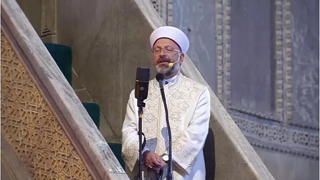 Diyanet İşleri Başkanı Erbaş Ayasofya'da ilk hutbeyi kılıçla okudu
