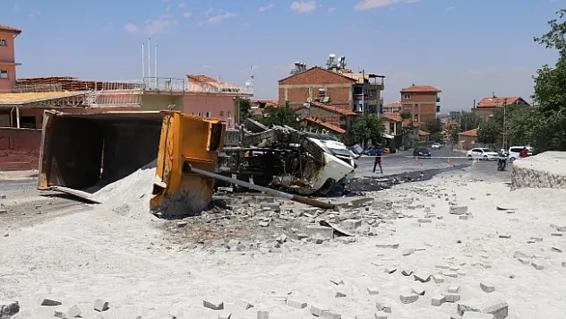 Freni patlayan kamyon ortalığı savaş alanına çevirdi… Sürücü ağır yaralı