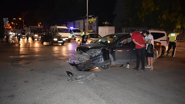 İki otomobilin karıştığı kazada 1 kişi yaralandı