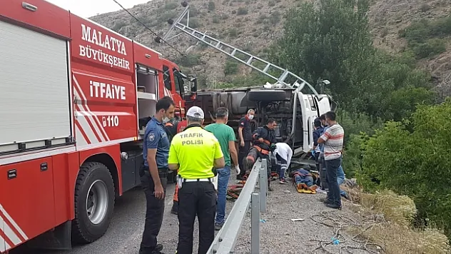 İplik yüklü kamyon devrildi! Sürücü araç içerisine sıkıştı!