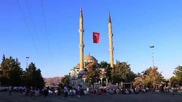 Malatya'da Bayram namazı sosyal mesafeli ve maskeli kılındı