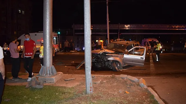 Malatya'da kırmızı ışıktan geçen otomobil kamyonete çarptı: 5 yaralı!