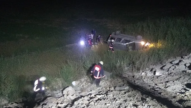Otomobil şarampole uçtu, 3'ü çocuk 6 kişi yaralandı!