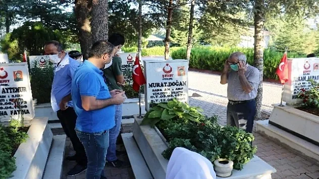 Şehitlikte buruk bayramlaşma...