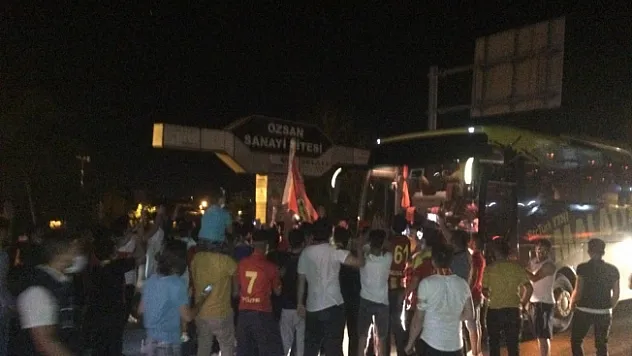 Taraftarlardan B. Yeni Malatyaspor'a coşkulu karşılama